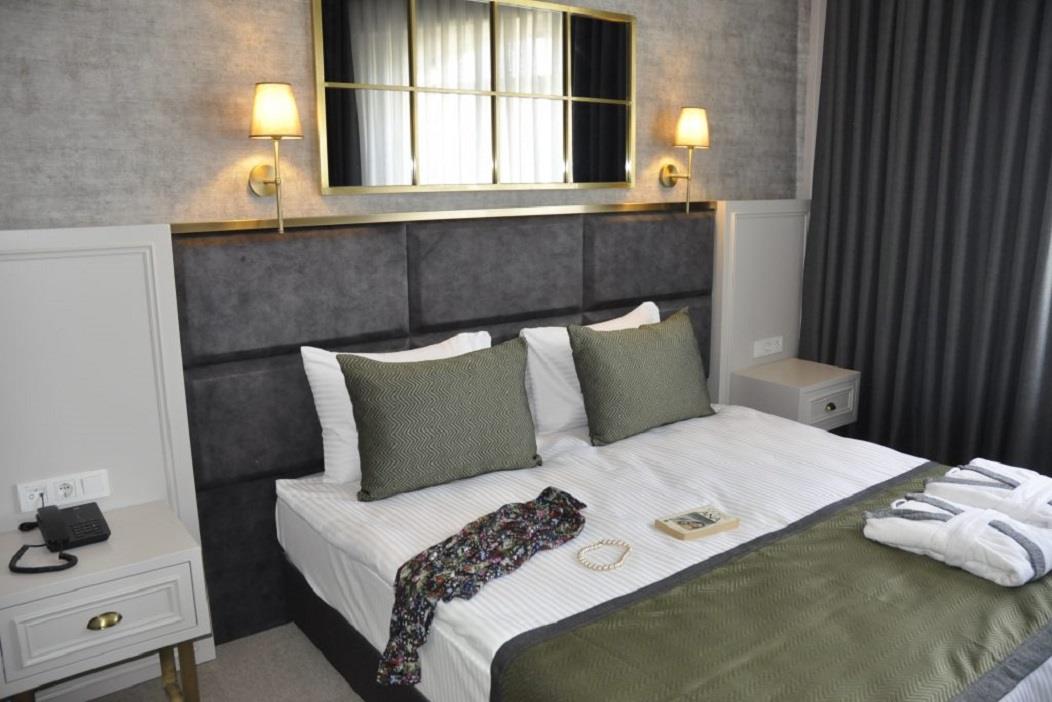 En az 2 yetişkin, En fazla 3 yetişkin + 1 çocuk veya 2 yetişkin + 2 çocuk.