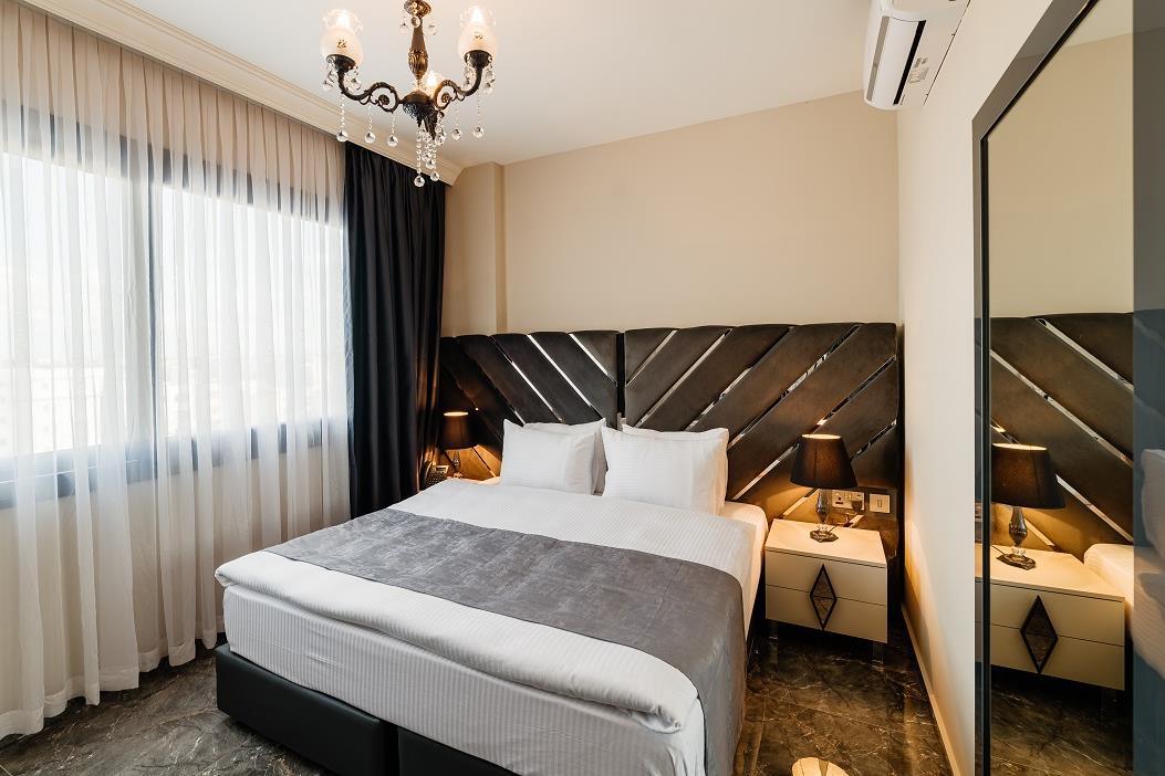 En fazla 2 yetişkin + 1 çocuk veya 1 yetişkin + 1 çocuk.