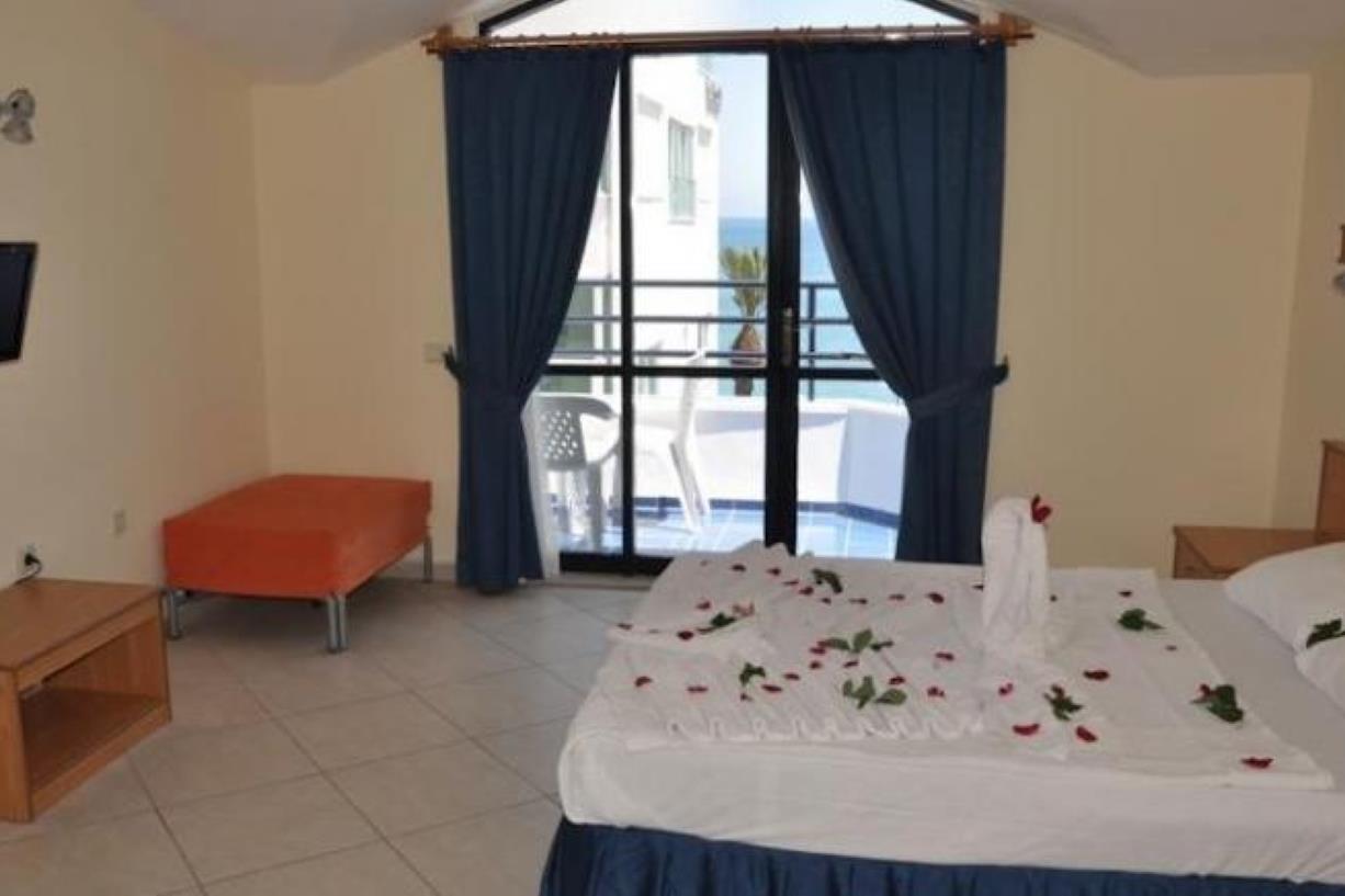 En fazla 2 yetişkin + 1 bebek (0-2 yaş).