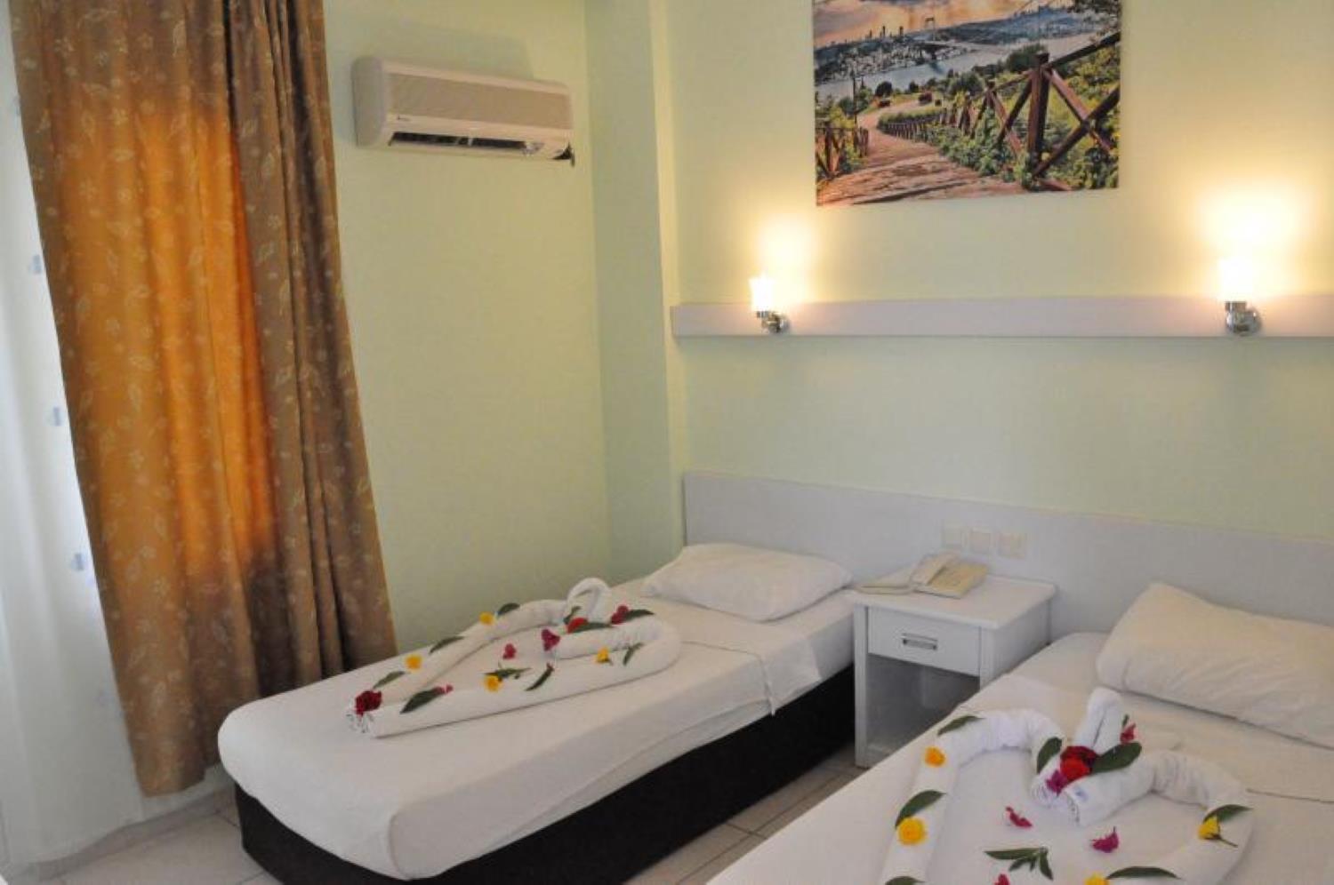 En fazla 3 yetişkin + 1 bebek (0-2 yaş).