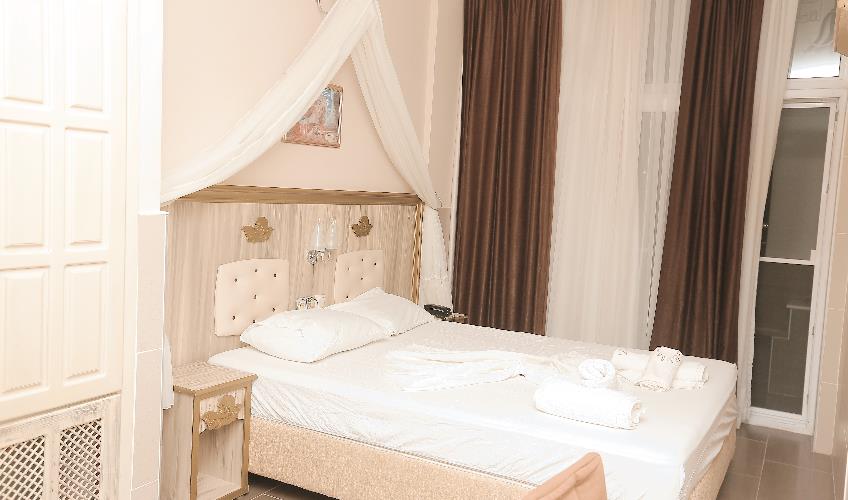 En fazla 2 yetişkin + 1 bebek (0-2 yaş).