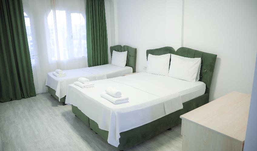 En fazla 3 yetişkin.