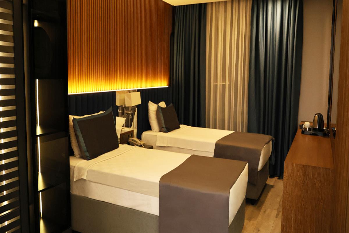 En fazla 2 yetişkin veya 1 yetişkin + 1 çocuk.