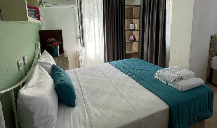 En fazla 3 yetişkin + 1 bebek (0-2 yaş).