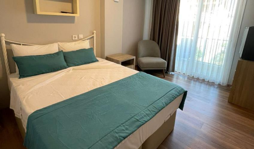 En fazla 2 yetişkin + 1 bebek (0-2 yaş).