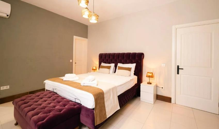 En fazla 3 yetişkin + 1 bebek (0-2 yaş).