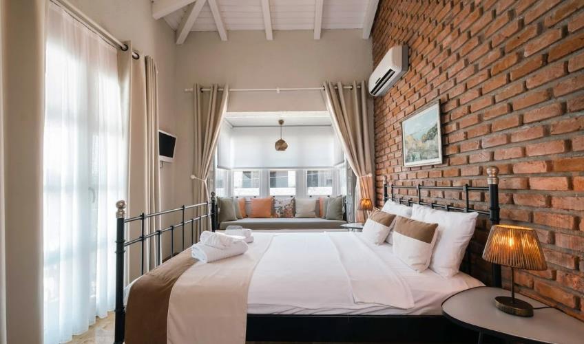 En fazla 3 yetişkin.