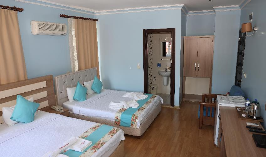 En fazla 4 yetişkin + 1 çocuk + 1 bebek (0-2 yaş) veya 3 yetişkin + 1 çocuk + 1 bebek (0-2 yaş).