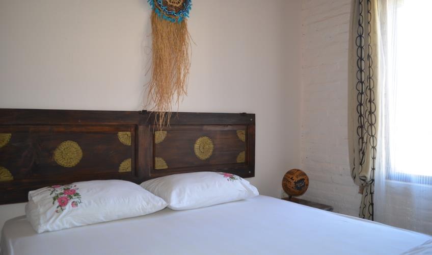 En fazla 2 yetişkin + 1 bebek (0-2 yaş).