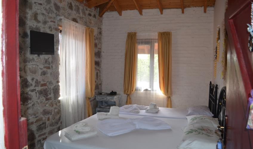 En fazla 3 yetişkin + 1 bebek (0-2 yaş).