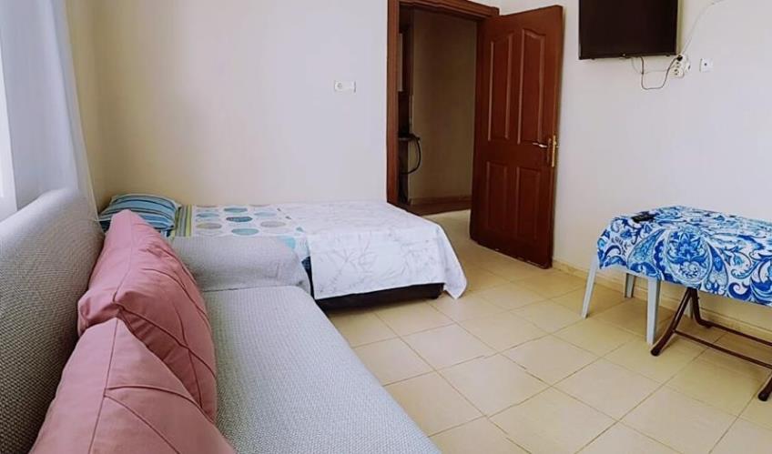 En fazla 4 yetişkin + 1 bebek (0-2 yaş).