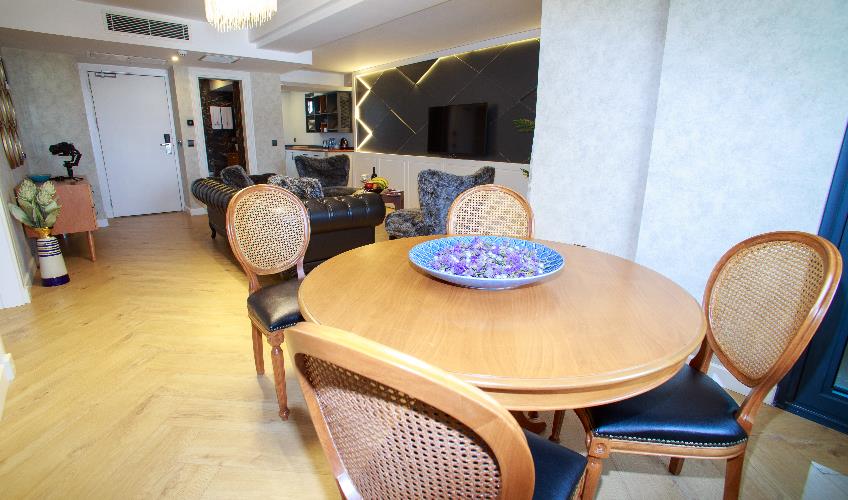 En az 2 yetişkin, En fazla 3 yetişkin.