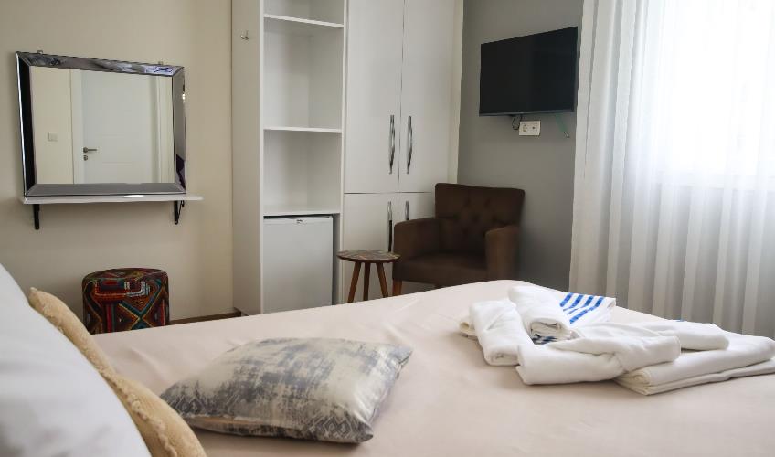 En fazla 2 yetişkin + 1 bebek (0-2 yaş) veya 1 yetişkin + 1 çocuk + 1 bebek (0-2 yaş).