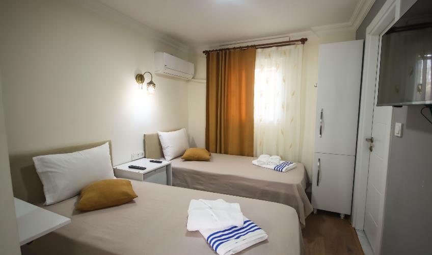 En fazla 2 yetişkin + 1 bebek (0-2 yaş) veya 1 yetişkin + 1 çocuk + 1 bebek (0-2 yaş).