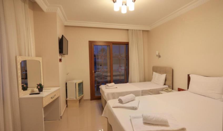 En fazla 3 yetişkin.