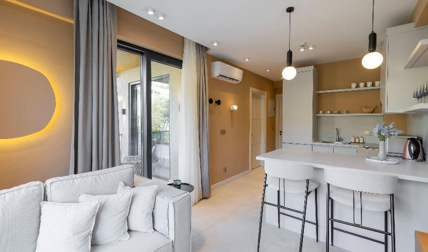 En az 2 yetişkin, En fazla 4 yetişkin + 1 bebek (0-2 yaş).