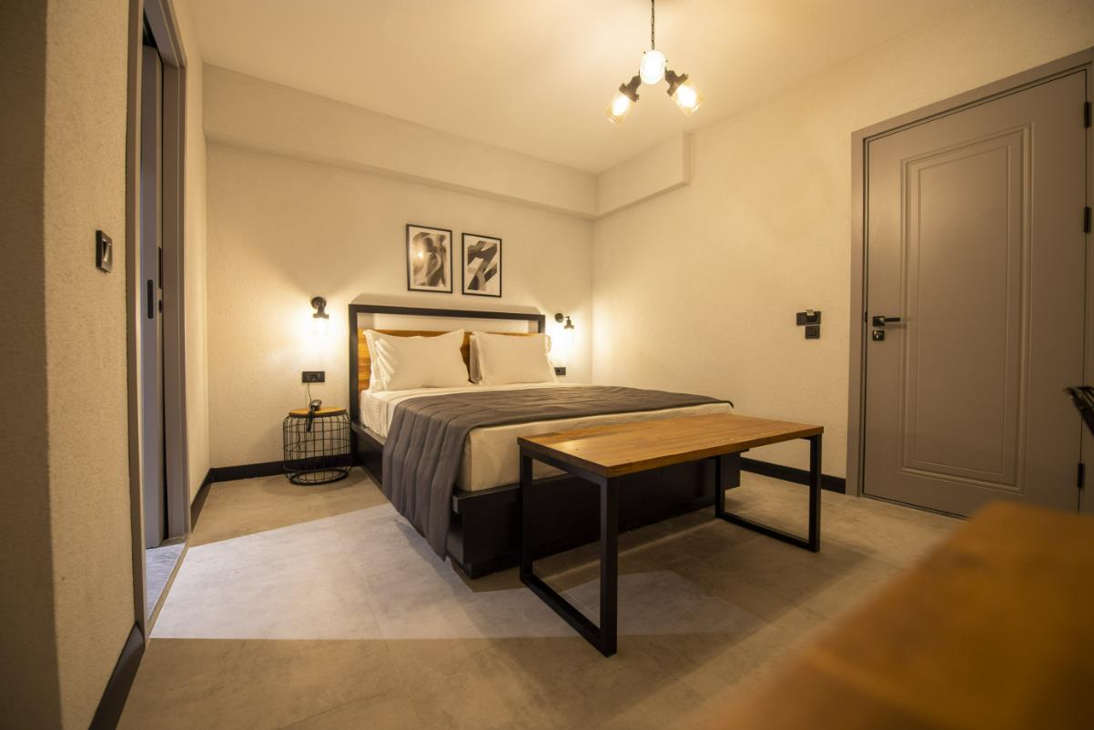 En fazla 2 yetişkin + 1 bebek (0-2 yaş).