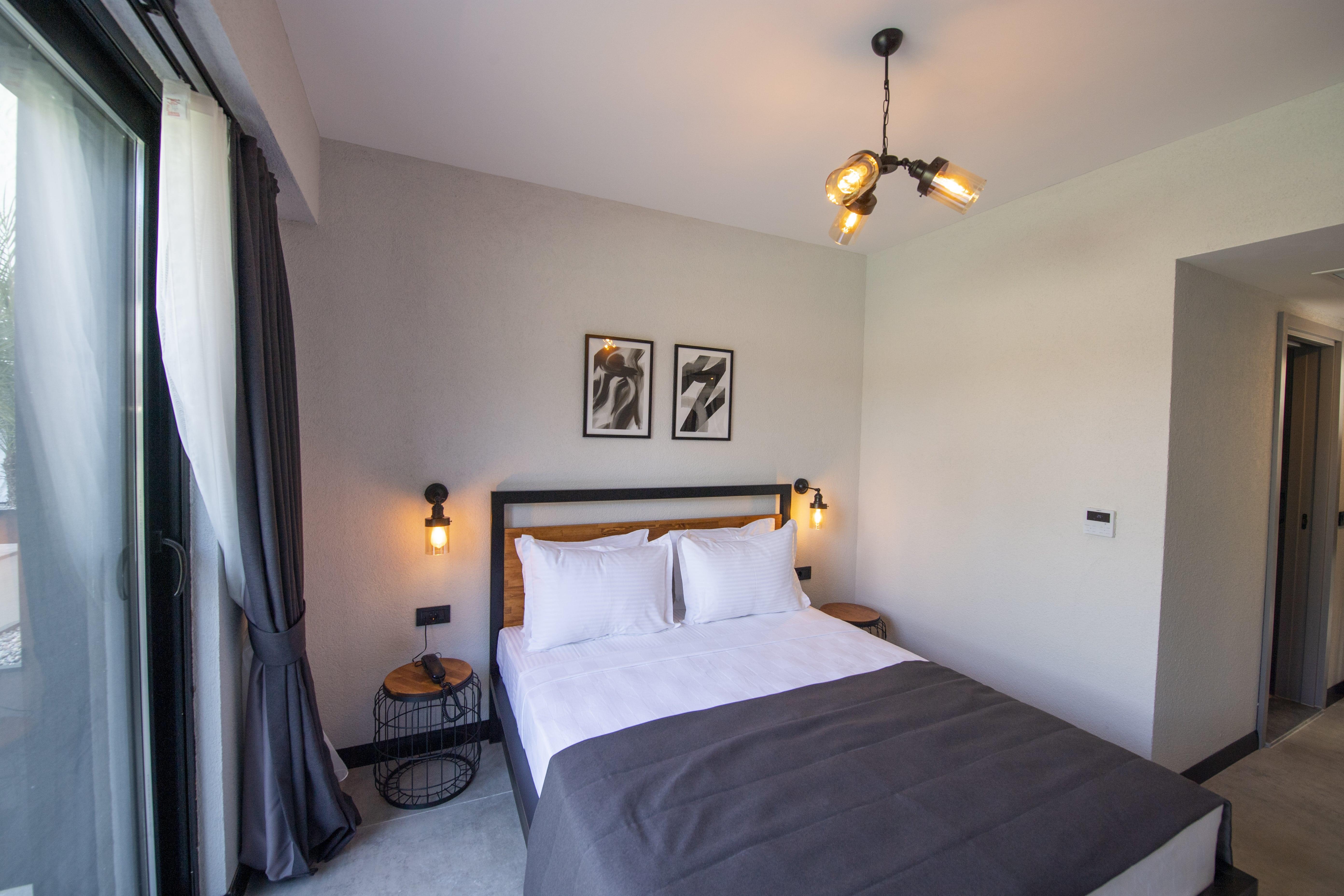 En fazla 2 yetişkin.