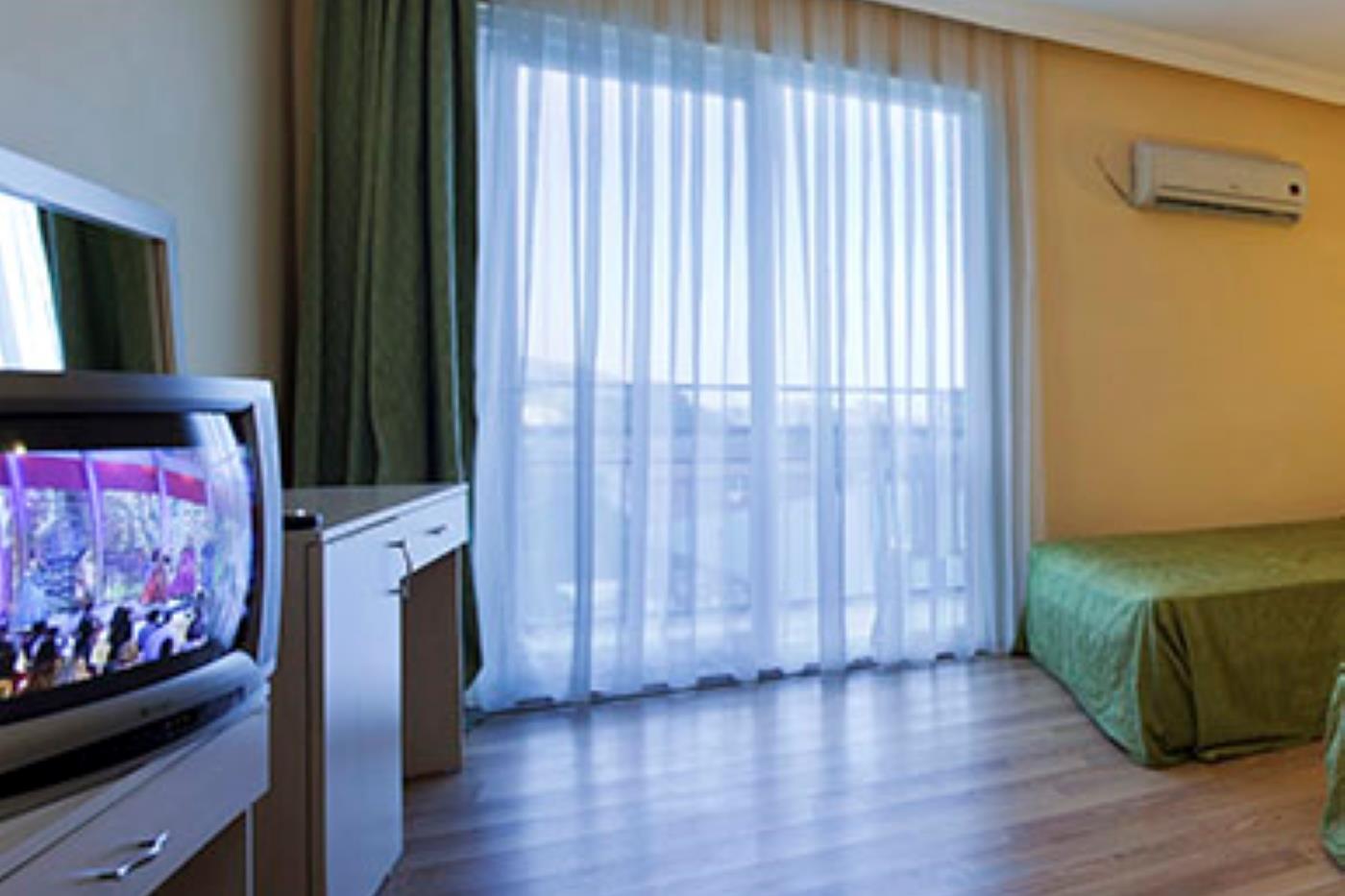 En fazla 3 yetişkin + 1 çocuk + 1 bebek (0-2 yaş) veya 2 yetişkin + 2 çocuk + 1 bebek (0-2 yaş).