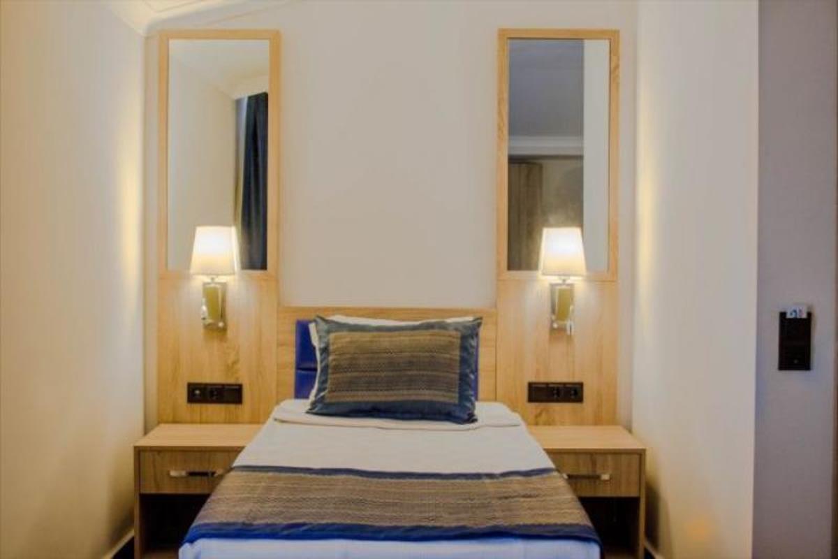 En fazla 3 yetişkin veya 2 yetişkin + 1 çocuk.