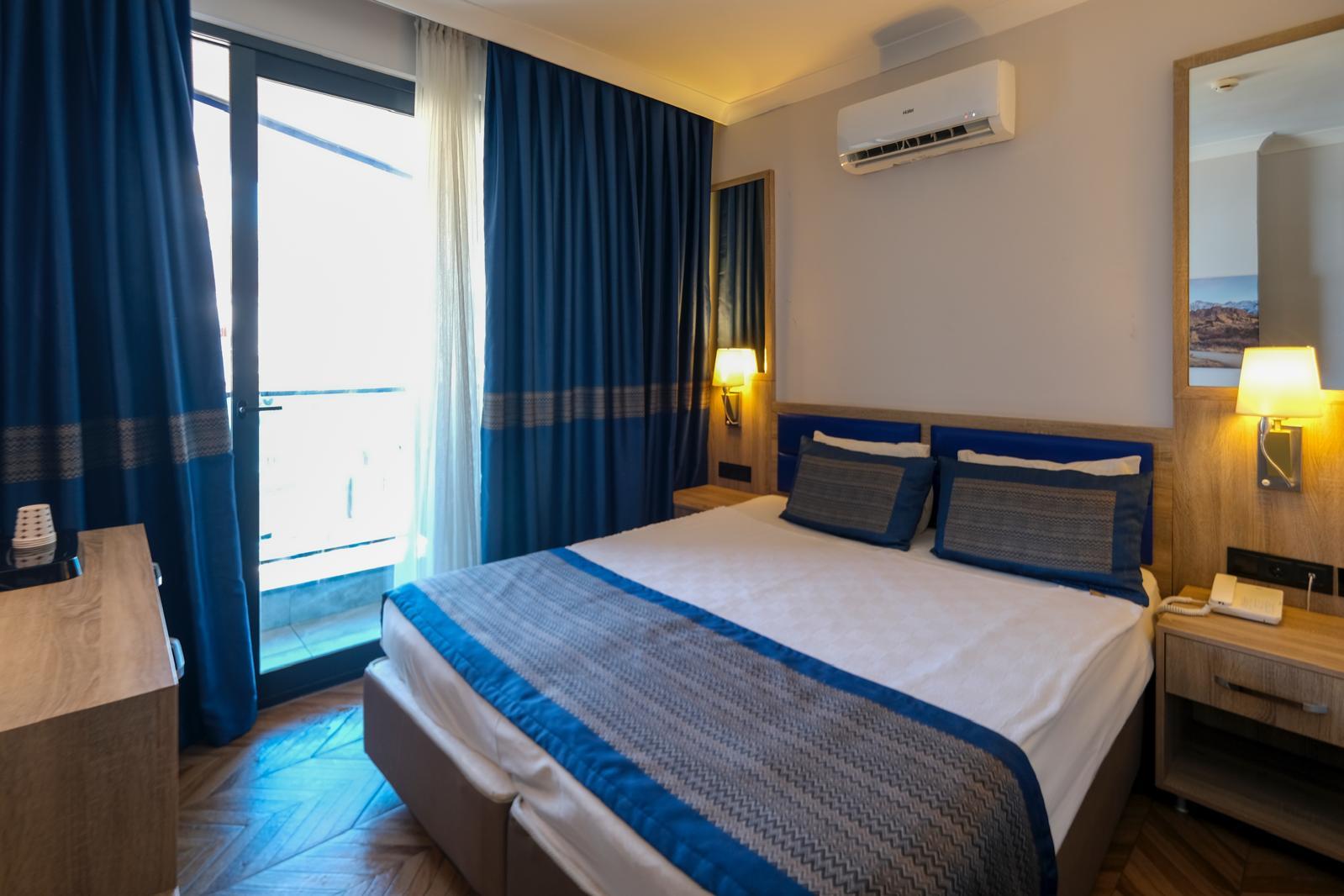 En fazla 3 yetişkin veya 2 yetişkin + 1 çocuk.