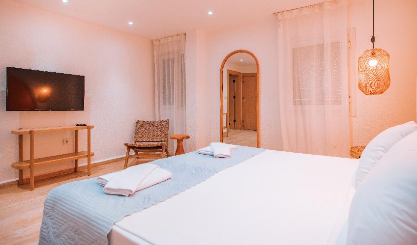 En fazla 2 yetişkin + 1 bebek (0-2 yaş) veya 1 yetişkin + 1 çocuk + 1 bebek (0-2 yaş).