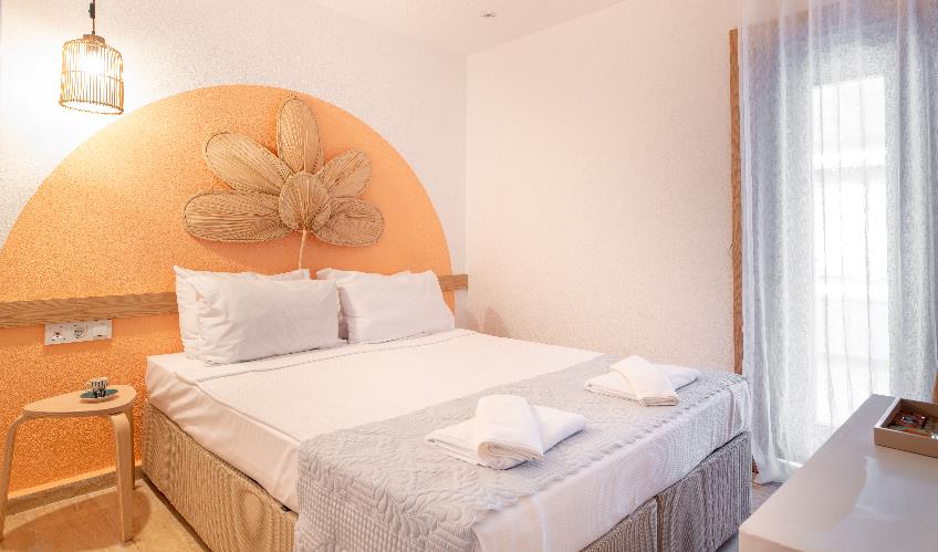 En fazla 2 yetişkin + 1 bebek (0-2 yaş) veya 1 yetişkin + 1 çocuk + 1 bebek (0-2 yaş).