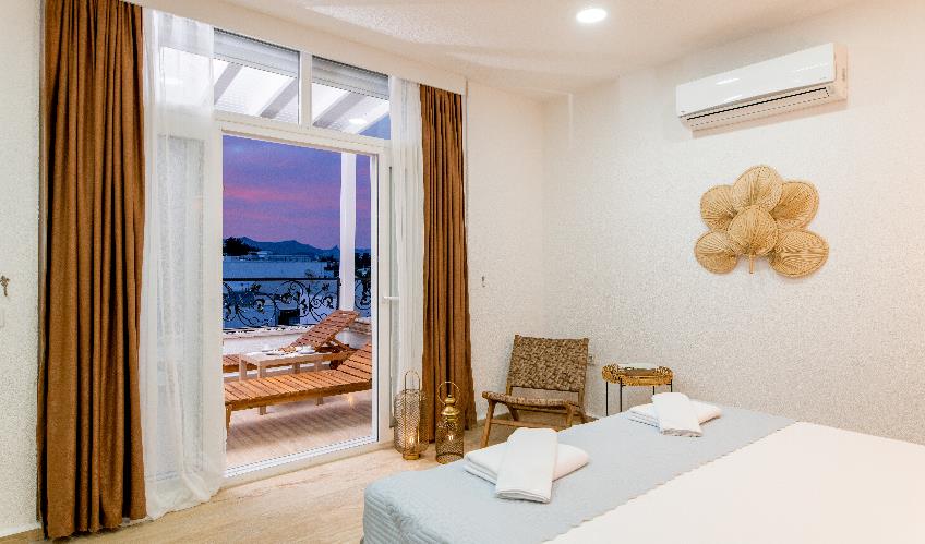 En fazla 2 yetişkin + 1 bebek (0-2 yaş) veya 1 yetişkin + 1 çocuk + 1 bebek (0-2 yaş).