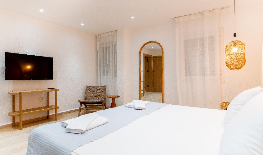 En fazla 2 yetişkin + 1 bebek (0-2 yaş) veya 1 yetişkin + 1 çocuk + 1 bebek (0-2 yaş).