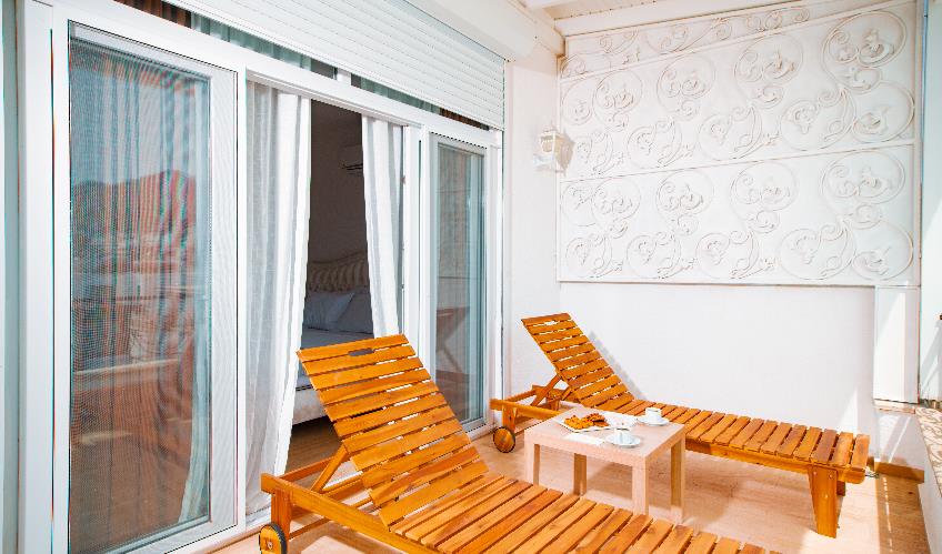 En fazla 2 yetişkin + 1 bebek (0-2 yaş) veya 1 yetişkin + 1 çocuk + 1 bebek (0-2 yaş).