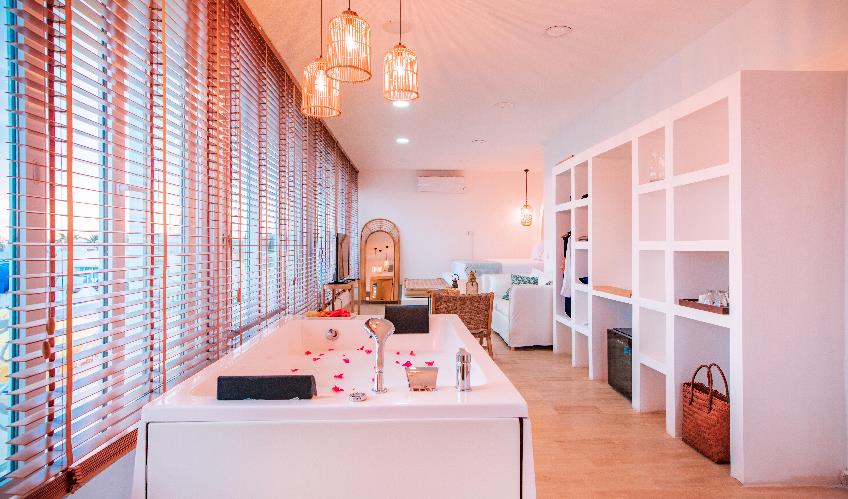 En fazla 2 yetişkin + 1 bebek (0-2 yaş) veya 1 yetişkin + 1 çocuk + 1 bebek (0-2 yaş).