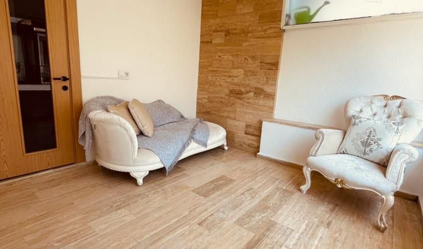 En fazla 2 yetişkin + 1 bebek (0-2 yaş) veya 1 yetişkin + 1 çocuk + 1 bebek (0-2 yaş).