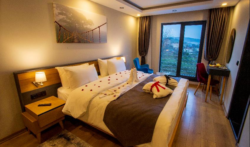 En fazla 2 yetişkin + 1 bebek (0-2 yaş) veya 1 yetişkin + 1 çocuk + 1 bebek (0-2 yaş).