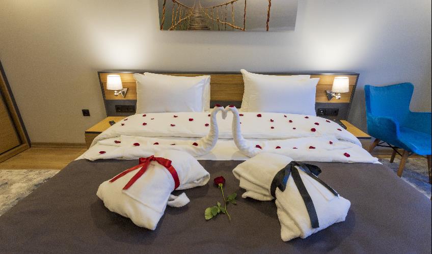 En fazla 3 yetişkin + 1 bebek (0-2 yaş) veya 2 yetişkin + 1 çocuk + 1 bebek (0-2 yaş).