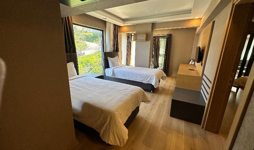 En az 4 yetişkin, En fazla 4 yetişkin + 1 bebek (0-2 yaş).