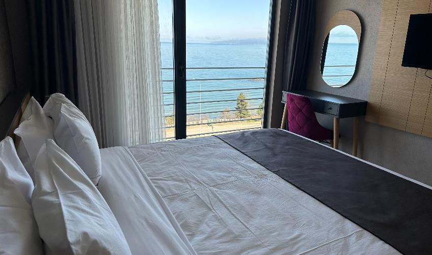 En az 2 yetişkin, En fazla 4 yetişkin + 1 bebek (0-2 yaş) veya 3 yetişkin + 1 çocuk + 1 bebek (0-2 yaş).