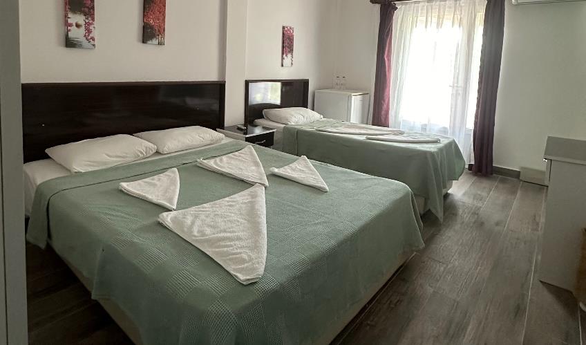 En fazla 2 yetişkin + 1 bebek (0-2 yaş) veya 1 yetişkin + 1 çocuk + 1 bebek (0-2 yaş).