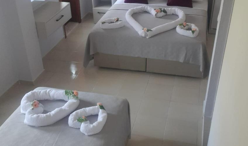 En fazla 3 yetişkin + 1 bebek (0-2 yaş) veya 2 yetişkin + 1 çocuk + 1 bebek (0-2 yaş).