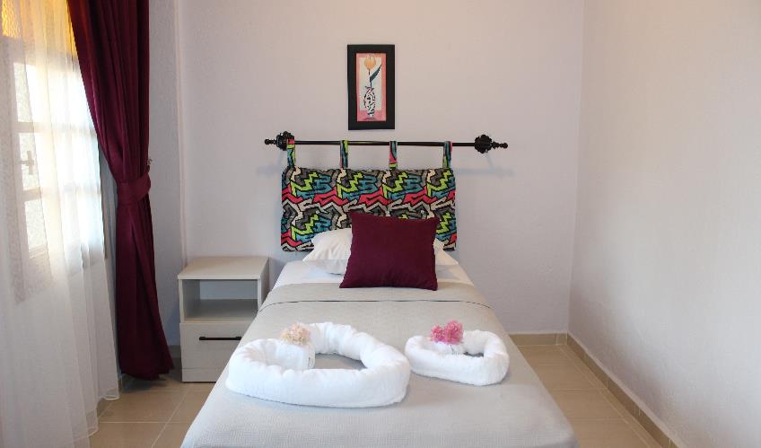 En fazla 3 yetişkin + 1 bebek (0-2 yaş) veya 2 yetişkin + 1 çocuk + 1 bebek (0-2 yaş).