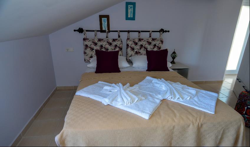 En fazla 2 yetişkin + 1 bebek (0-2 yaş) veya 1 yetişkin + 1 çocuk + 1 bebek (0-2 yaş).