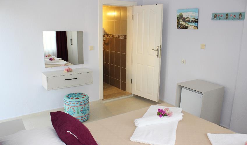 En fazla 2 yetişkin + 1 bebek (0-2 yaş) veya 1 yetişkin + 1 çocuk + 1 bebek (0-2 yaş).