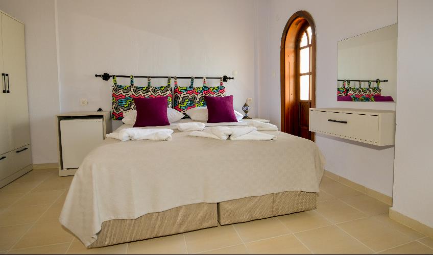 En fazla 2 yetişkin + 1 bebek (0-2 yaş) veya 1 yetişkin + 1 çocuk + 1 bebek (0-2 yaş).