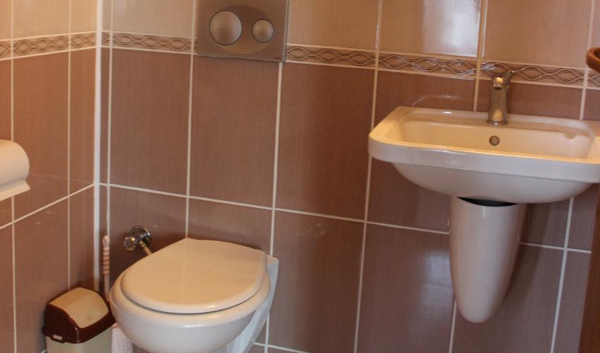 En fazla 2 yetişkin + 1 bebek (0-2 yaş) veya 1 yetişkin + 1 çocuk + 1 bebek (0-2 yaş).