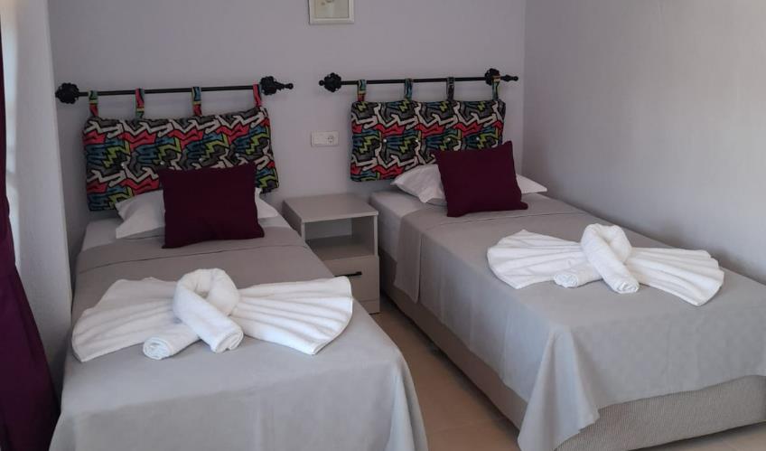 En fazla 2 yetişkin + 1 bebek (0-2 yaş) veya 1 yetişkin + 1 çocuk + 1 bebek (0-2 yaş).