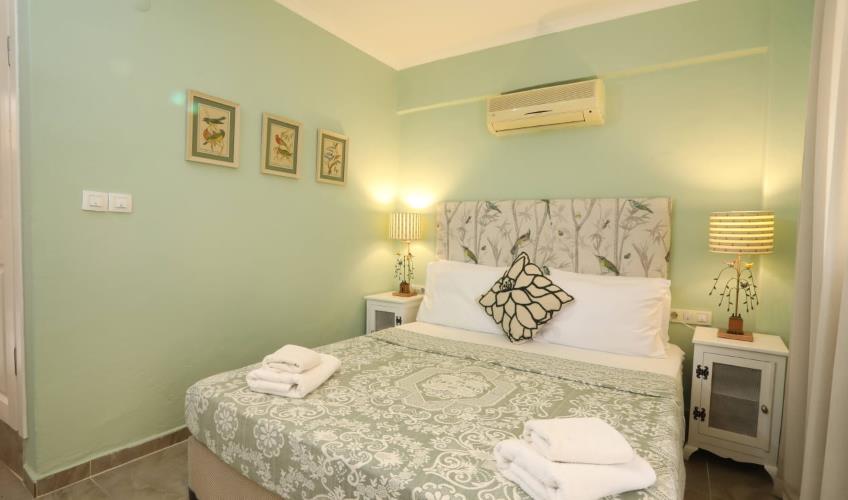 En fazla 3 yetişkin.