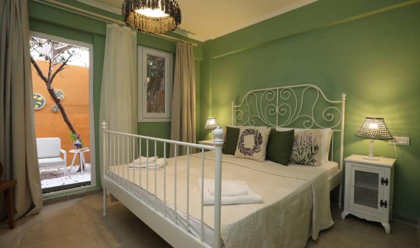 En fazla 3 yetişkin.