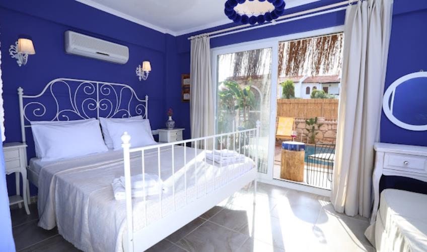 En fazla 3 yetişkin.