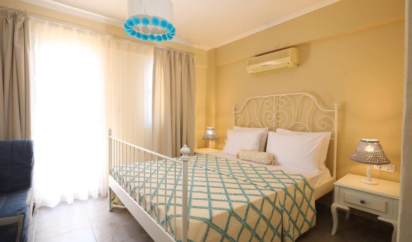 En fazla 3 yetişkin + 1 bebek (0-2 yaş).