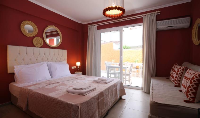 En fazla 3 yetişkin + 1 bebek (0-2 yaş).