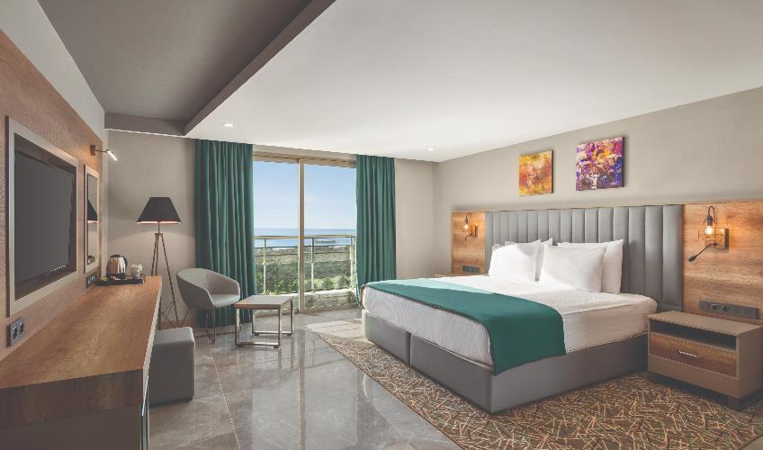 En fazla 2 yetişkin + 1 çocuk + 1 bebek (0-2 yaş) veya 1 yetişkin + 1 çocuk + 1 bebek (0-2 yaş).